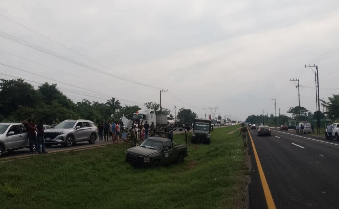 Chocan tráiler y camioneta del Ejército en Tabasco; tres militares resultan heridos. Foto: Especial