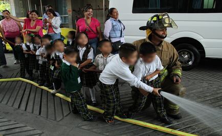 Hijos de internas visitan estación de Bomberos 