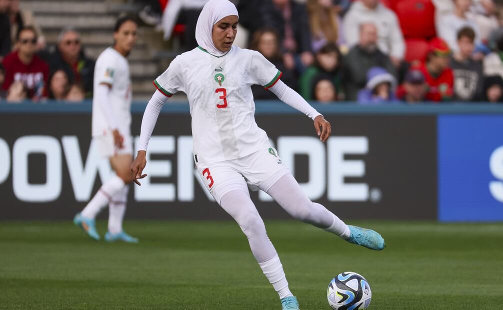 Nohalia Benzina es la primer mujer en usar hiyab en la Copa del Mundo. En el islam las reglas de modestia aplican de por vida para mujeres y hombres, en especial cuando estén en lugares públicos, según lo que dicta su libro sagrado, el Corán. Foto: AP.