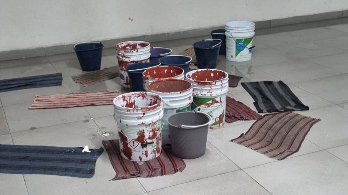 Goteras en un salón de clases del Centro Cultural Ollin Yoliztli, imagen que compartieron usuarios en redes sociales.  Especial