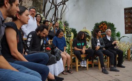Familia de Francisco Toledo lo despide en un patio lleno de amigos