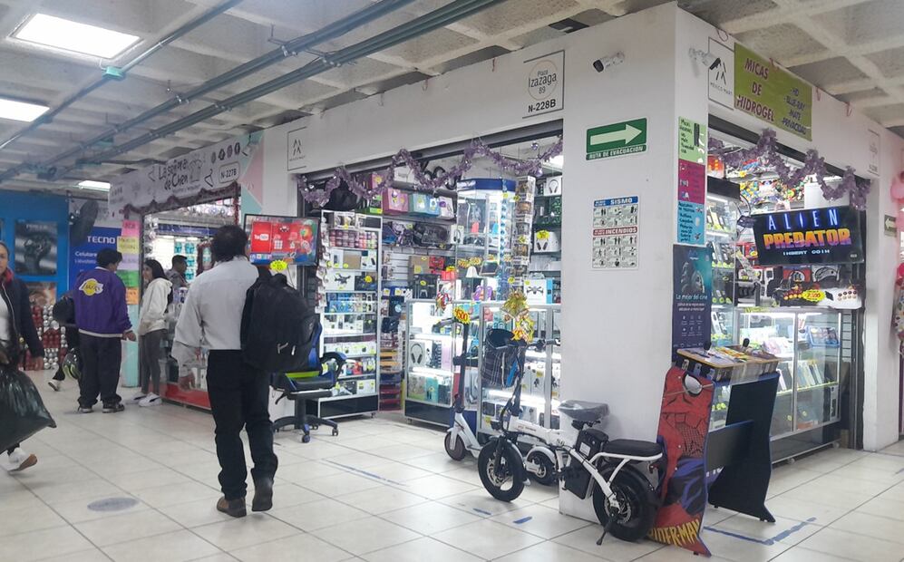 “Ya van varios los operativos contra nosotros, la mayoría vendemos artículos de moda y muy parecidos”, mencionó un empleado de la Plaza Mexico Mart. Foto: Carlos Mejía/EL UNIVERSAL