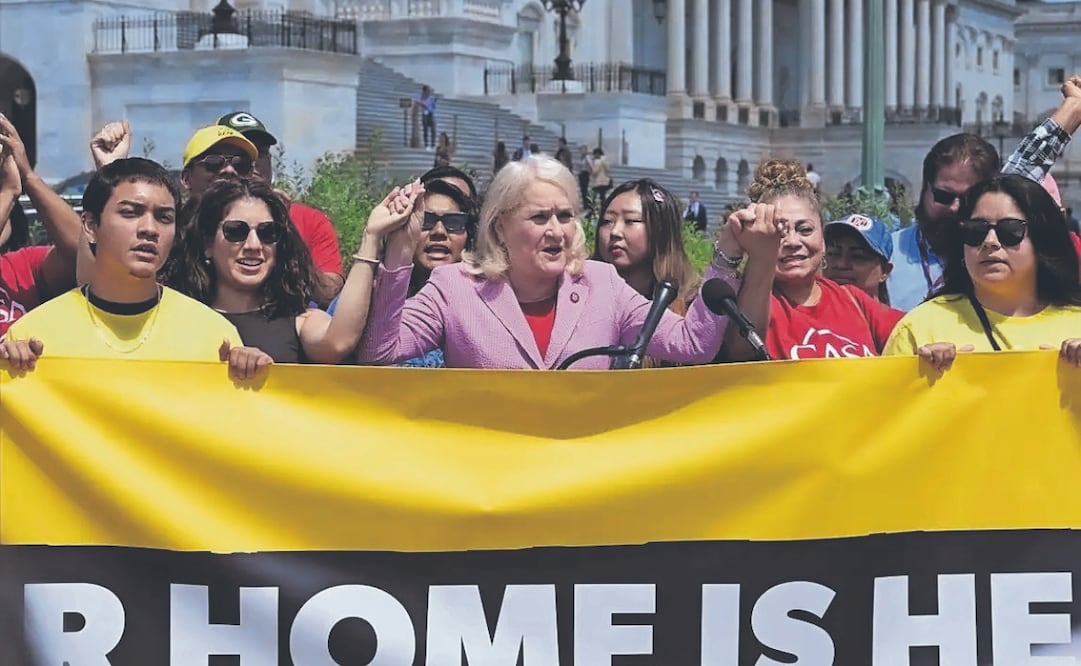 La congresista demócrata por Texas, Sylvia García, participa en una rueda de prensa de organizaciones proinmigrantes, frente al Congreso en Washington. Foto: de ARCHIVO EFE