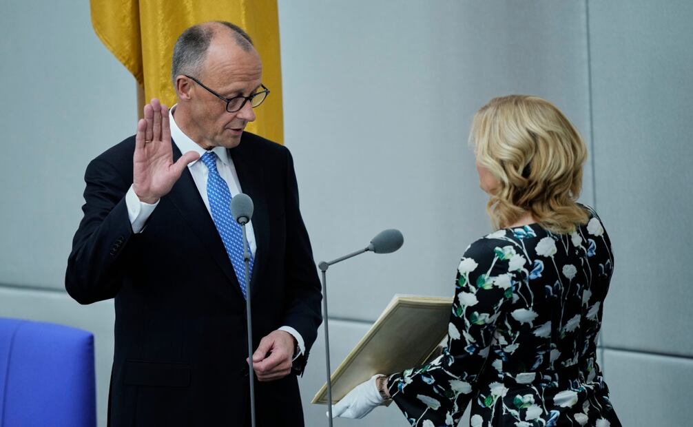 Friedrich Merz presta juramento ante la presidenta del Parlamento, Julia Kloeckner, tras ser elegido nuevo canciller en el parlamento federal alemán, Bundestag, en el edificio del Reichstag en Berlín, Alemania, el martes 6 de mayo de 2025. Foto: AP