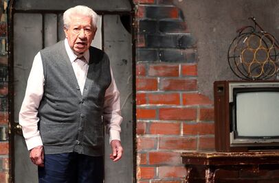 Tras neumonía, Ignacio López Tarso es dado de alta y abandona el hospital 