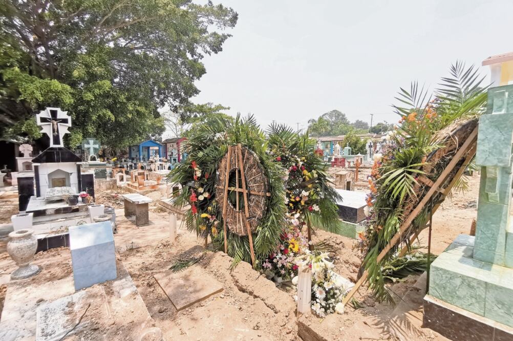 En el Panteón Municipal Hidalgo fueron enterrados la mayor parte de las víctimas del ataque del viernes pasado. Las tumbas se distinguen por las flores. / ROSELIA CHACA. EL UNIVERSAL