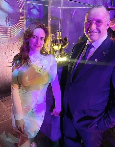 Altair Jarabo seduce en París con un look sensual y fresco