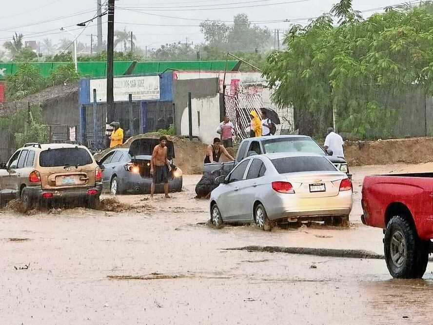 En Los Cabos, la tormenta tropical Ileana dejó crecida de arroyos y deslaves; elementos de seguridad activaron sus planes de emergencia. Foto Especial
