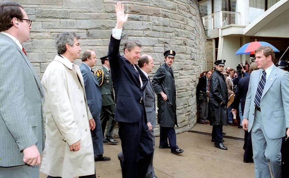 El presidente Reagan (centro) salía de un encuentro con líderes obreros en Washington D.C. antes de recibir un disparo, en 1981. Foto: ARCHIVO