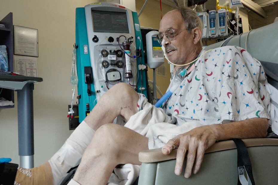 Lawrence Faucette, paciente de un trasplante de corazón de cerdo, trabaja con un fisioterapeuta en el hospital de la facultad en Baltimore, Maryland, el miércoles 18 de octubre de 2023. FOTO: Tom Jemski/University of Maryland School of Medicine via AP