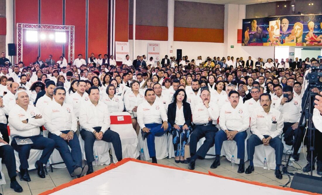 Alfonso Cepeda Salas, dirigente del SNTE, durante una reunión con 400 docentes en Quintana Roo (CORTESÍA)