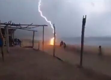 VIDEO: Dos personas son alcanzadas por un rayo en playa de Aquila, Michoacán