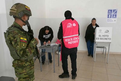 Ecuatorianos rechazan en referéndum bases militares extranjeras y una nueva Constitución