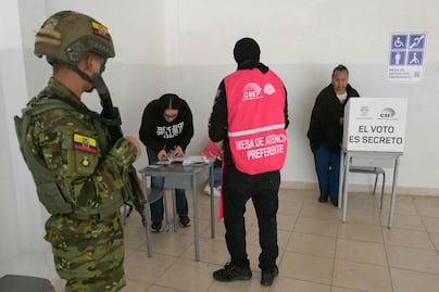 Ecuador vota sobre el regreso de las bases militares extranjeras y la nueva Constitución