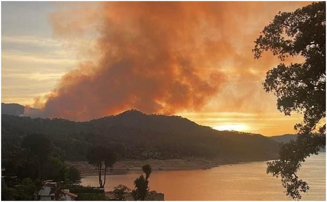 Al corte del lunes a las 18:30 horas se reportó un 80% de control en las labores del combate del siniestro. Foto: Probosque del Estado de México