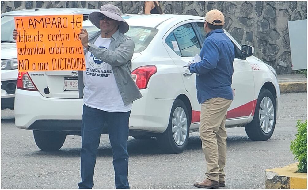 Trabajadores del Poder Judicial volantean sobre su movimiento de protesta. Foto: Especial