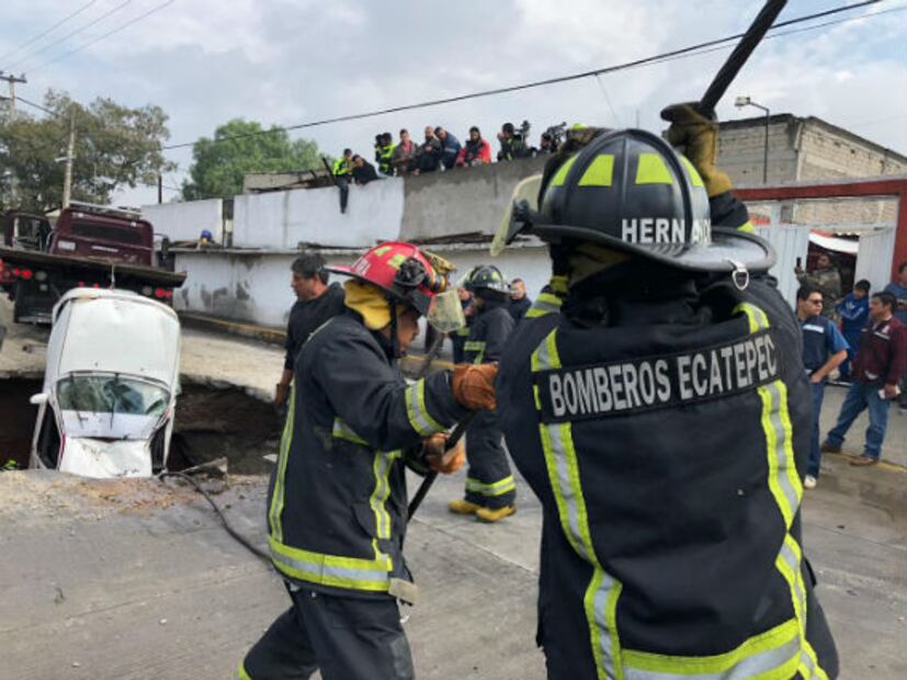 Caen dos vehículos a socavón en Ecatepec; hay dos lesionados 
