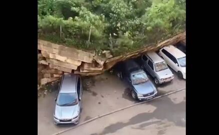¡Por poquito! Mujer salva su carro antes de que barra de contención se derrumbara en calles de Vladivostok, Rusia