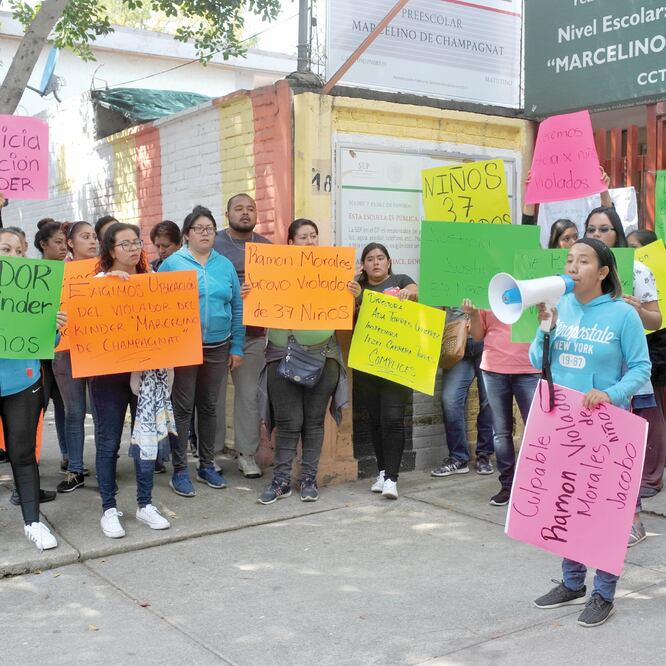 Papás acusan a un empleado del kínder Marcelino de Champagnat, en la colonia San Juan de Aragón, de hacer tocamientos indebidos a los alumnos. (ARMANDO MONROY.CUARTOSCURO)