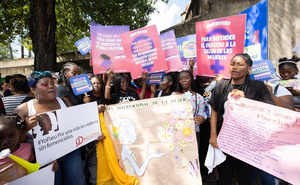 Varias mujeres participan en una manifestación este sábado, con motivo del Día Internacional de la Mujer, en el Parque Independencia en Santo Domingo. Foto: EFE