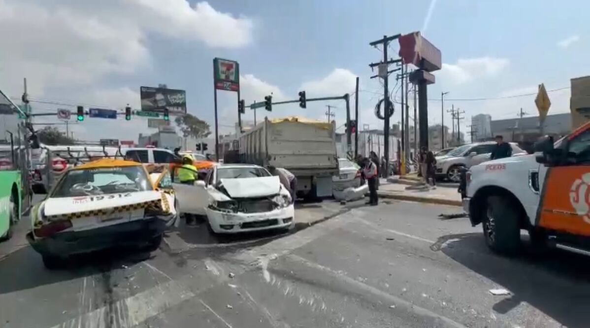 Un camión que se habría quedado sin frenos chocó contra nueve vehículos en la ciudad de Monterrey, dejando el saldo de siete personas lesionadas. (Foto: especial)
