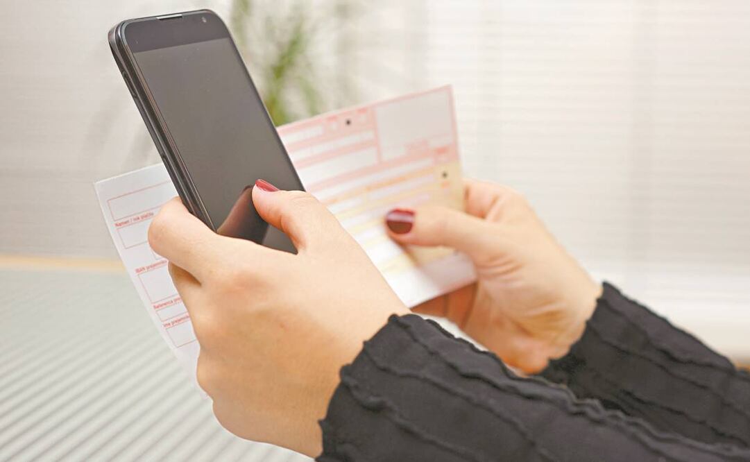 Scotiabank plantea implementar un sistema para que mientras un cliente esté hablando por teléfono móvil no se pueda ver el token. Foto: ARCHIVO EL UNIVERSAL