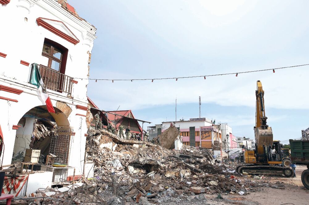 En un recorrido se constataron las afectaciones por los derrumbes de centenares de viviendas en las secciones Quinta, Séptima, Octava y Novena de Juchitán . (REBECCA BLACKWELL. AP PHOTO)