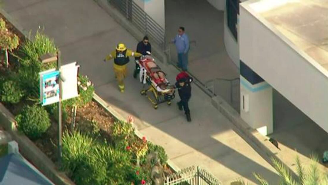 Suman dos muertos tras tiroteo en escuela de Santa Clarita, California