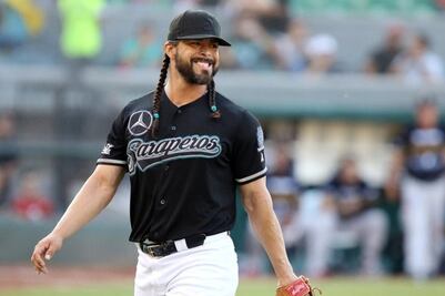 Quitan brazalete a pitcher de Saraperos acusado de violencia familiar