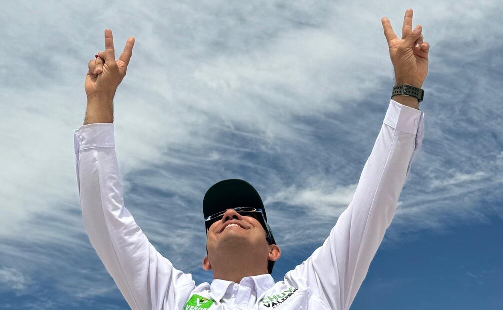 Jesús Valdez, candidato al Senado de la República por el Partido Verde Ecologista viendo el eclipse. Foto: Especial