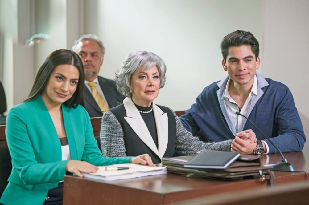 Ana Brenda (Alejandra) ayuda a su cliente (Andere) en el tribunal (FOTOS: TELEVISA)