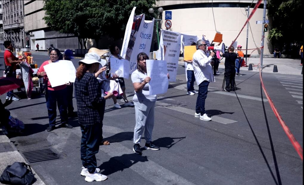 Vecinos de la colonia Vallejo, cierran Bucareli esquina con Reforma, acusaron al Instituto Federal de la Defensoría Pública de impedir la reubicación del campamento migrante asentado en su colonia, el jueves 15 de mayo de 2025. Foto: Fernanda Rojas/EL UNIVERSAL