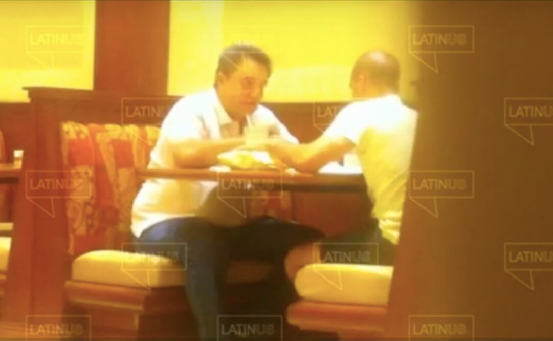 David León passing a bundle of cash to Mexico President’s brother Pío López back in 2015 - Photo: Screenshot of one of the videos