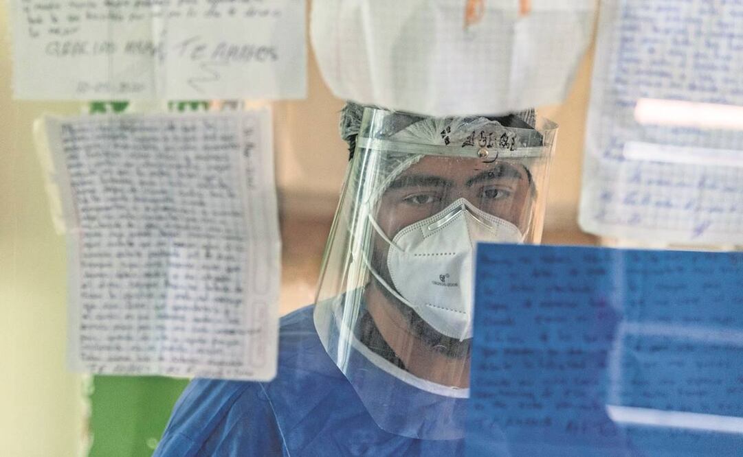 El Calavera es uno de los enfermeros que se ven en Cartas a distancia. Foto: Península Films