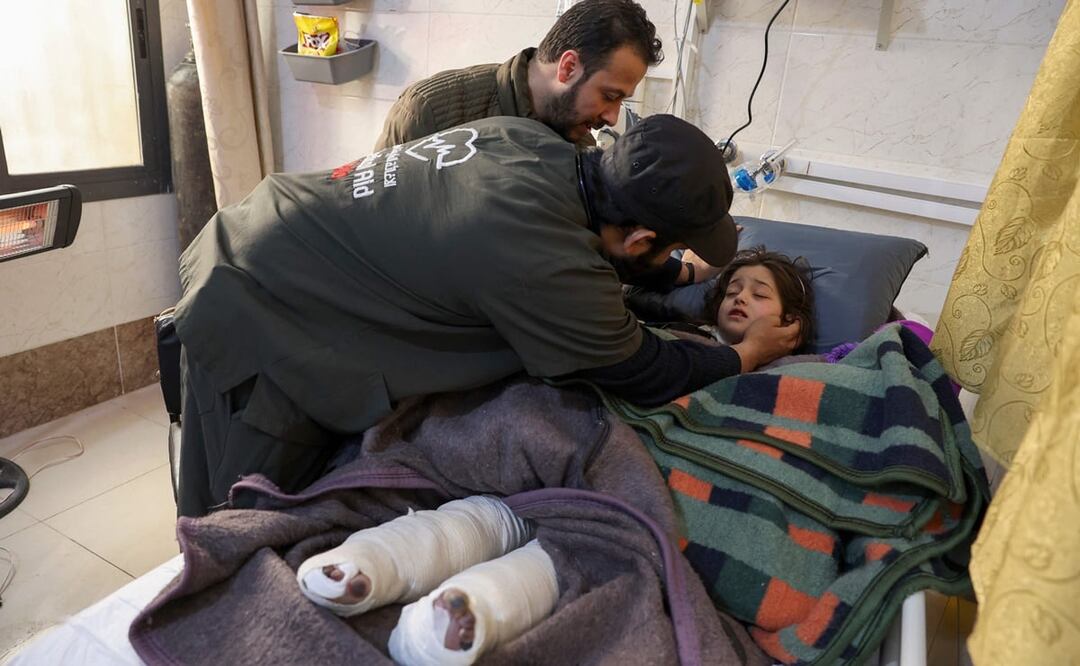 La niña siria Sham Sheikh Mohammad, de 9 años, que fue rescatada después de cuarenta horas bajo los escombros de un terremoto mortal, yace en una cama de hospital en la ciudad noroccidental de Idlib. Foto: AFP