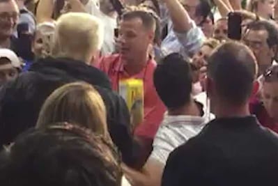 Trump lanza papel a damnificados en Puerto Rico