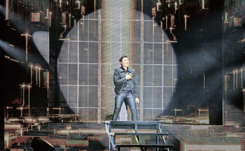 El puertoriqueño lució varios atuendos de acuerdo a diferentes ritmos, desde baladas hasta salsa. (28/02/2025) Foto_ Yaretzy Osnaya