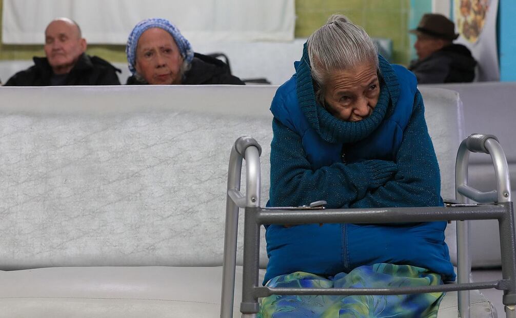 En Ciudad Juárez, México, adultos mayores estadounidenses y mexicanos enfrentan el abandono en asilos durante la Navidad, debido a altos costos en EU y la falta de infraestructura familiar. Foto: EFE