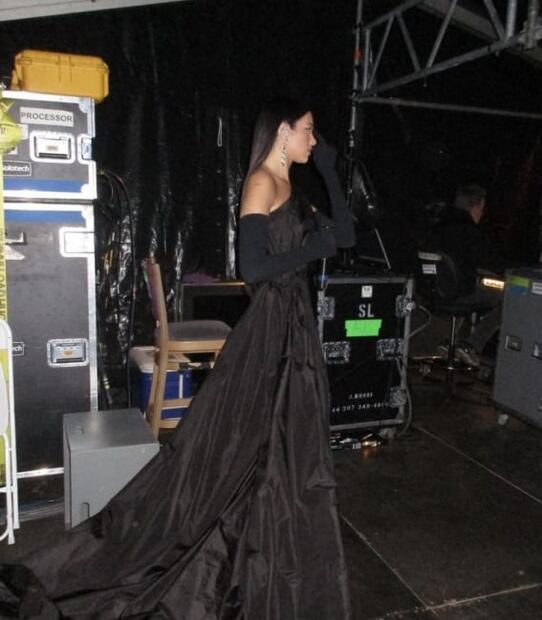 Dua Lipa cantó con Elton John y lució vestido con cola extra larga