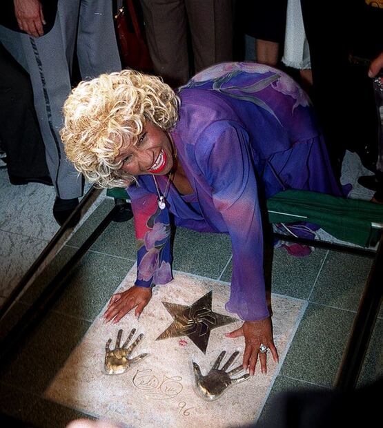 Celia Cruz fue invitada especial en mayo de 1997 donde se develó la placa con sus huellas en el pasaje de las luminarias de Plaza Galerías las Estrellas. Foto: Luis Ávila/ Archivo El Universal.