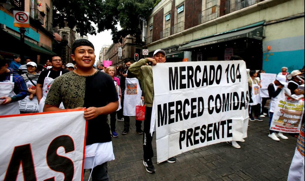 Locatarios de distintos mercados públicos de la capital marcharon al Congreso capitalino, para exigir a los diputados "un alto al abasto popular". Foto: Darío Luna/EL UNIVERSAL