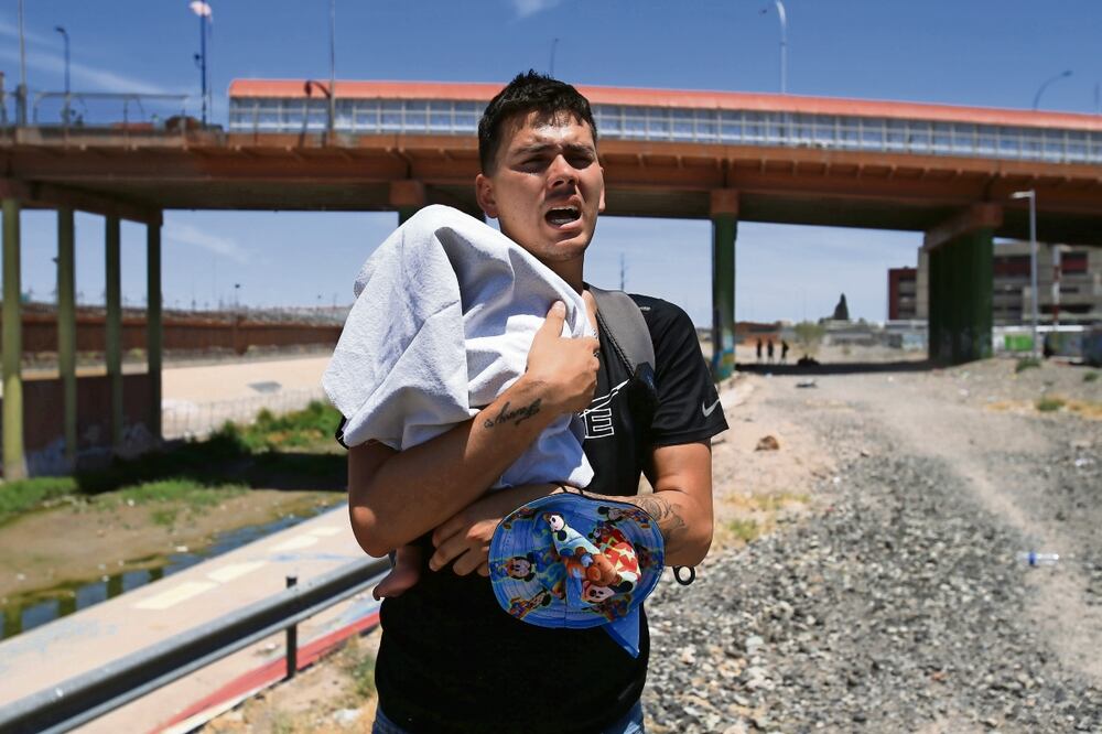 Un migrante venezolano denuncia el secuestro del que, dijo, fueron víctimas él, su esposa y su bebé recién nacido en Ciudad Juárez. Foto: Luis Torres / EFE