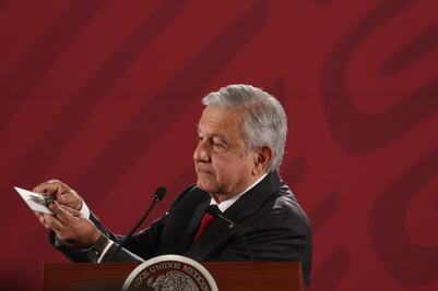 AMLO muestra cámara encontrada en una sala de Palacio Nacional
