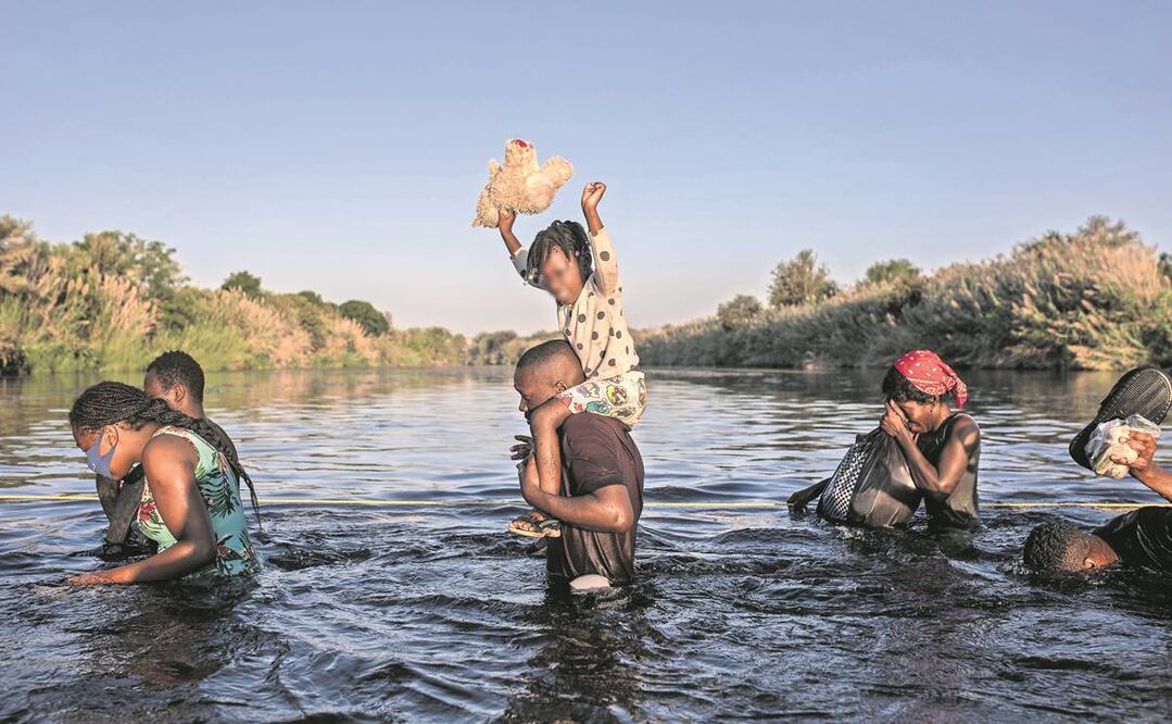Migrantes de Haití cruzan el Río Grante en Texas, para regresar a Ciudad Acuña, Coahuila. Foto: AP