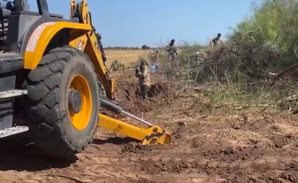 Las madres buscadoras se apoyan de una máquina retro excavadora para localizar más restos (27/06/2025). Foto: Guerreras Buscadoras de Cajeme