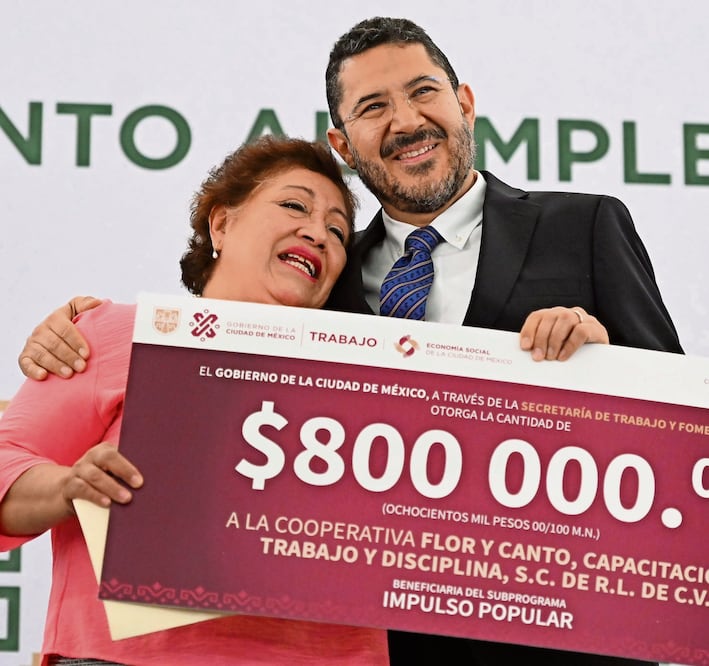 Martí Batres, entregó este martes apoyos económicos para la creación y fortalecimiento de 210 cooperativas que ofrecen diversos artículos y servicios. Foto Especial