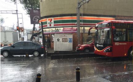 Reportan encharcamientos en la Doctores y Venustiano Carranza