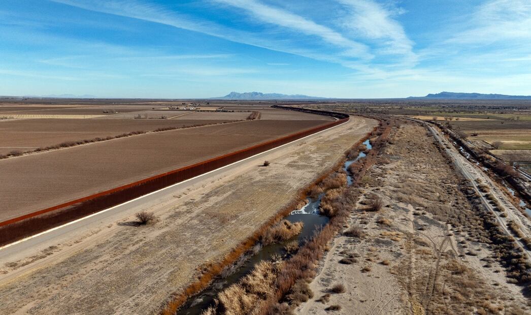 Imagen tomada con un dron el 3 de febrero de 2025 de una parte del muro fronterizo entre México y Estados Unidos, en Ciudad Juárez. Foto: Xinhua