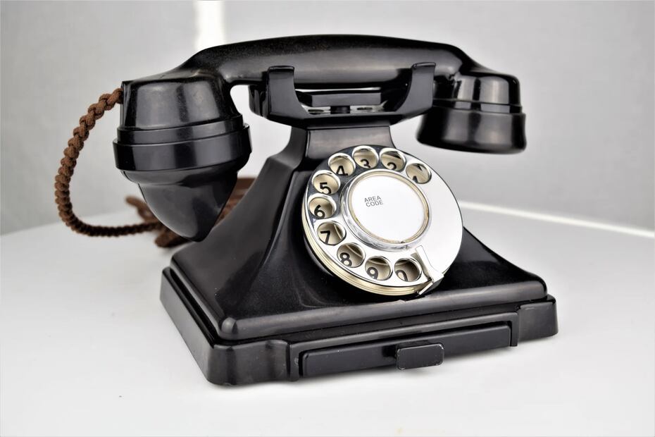 El teléfono de bakelita, la resina que sintetizó Leo Baekland en Estados Unidos, se convirtió en un ícono de la telecomunicación del siglo XX desde su lanzamiento en los años 30. ESPECIAL.