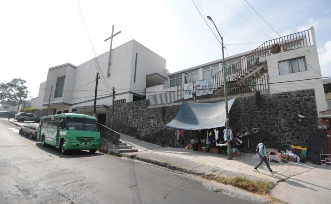 Este martes, Josué Vicente Avendaño Chávez acudió al recinto religioso para recuperar algunas cosas de su hermano Leonardo. Foto: Germán Espinosa. EL UNIVERSAL